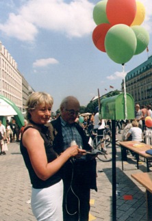 UBA-Pr&auml;sident a.D. von Lersner am Zukunftsbriefkasten, interviewt von Heide Wohlers (Foto: Gr&uuml;ne Liga)