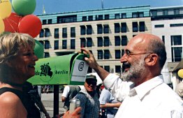Ehem. UBA-Direktor Schenkel am Zukunftsbriefkasten, interviewt von Heide Wohlers (Foto: Gr&uuml;ne Liga)