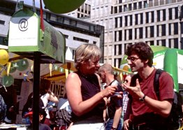 Michael Zschiesche vom UfU am Zukunftsbriefkasten, interviewt von Heide Wohlers (Foto: Agenda-Agentur)